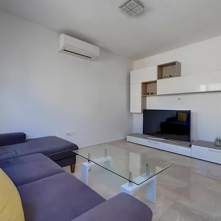 Deluxe Steps To St George's Bay Apartament *