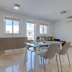 Deluxe Steps To St George's Bay *