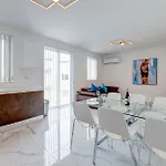 Deluxe Steps To St George's Bay شقة *