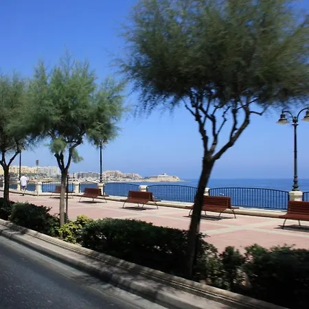Apartment Deluxe Steps To St George's Bay *