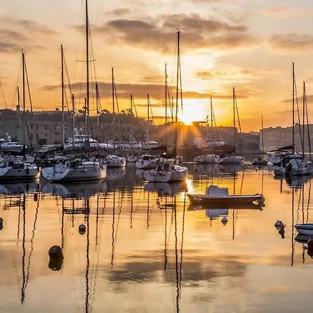 شقة Deluxe Steps To St George's Bay