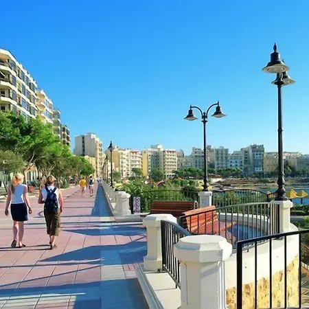 شقة Deluxe Steps To St George's Bay *