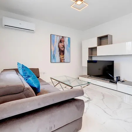 Deluxe Steps To St George's Bay سانت جوليان