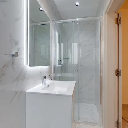 Deluxe Steps To St George's Bay Apartman *