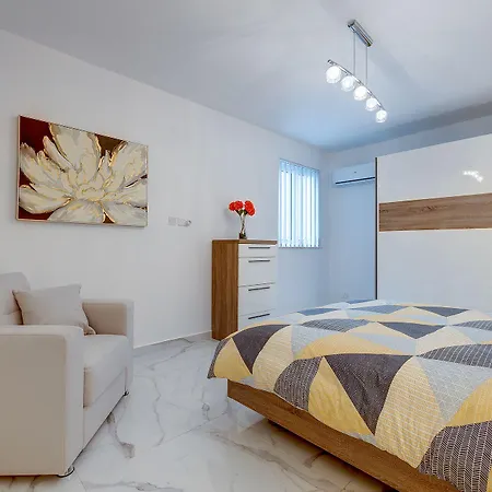 Deluxe Steps To St George's Bay Appartement San Ġiljan