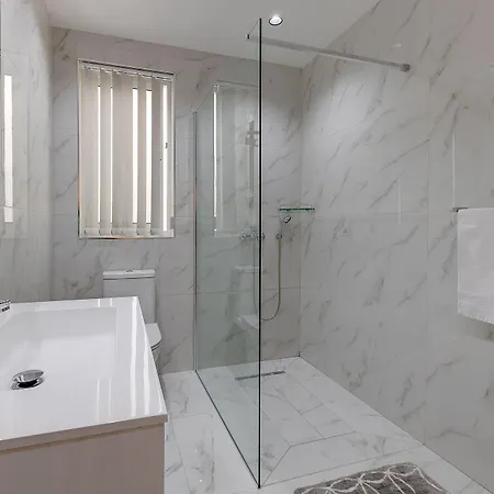 Apartman Deluxe Steps To St George's Bay *