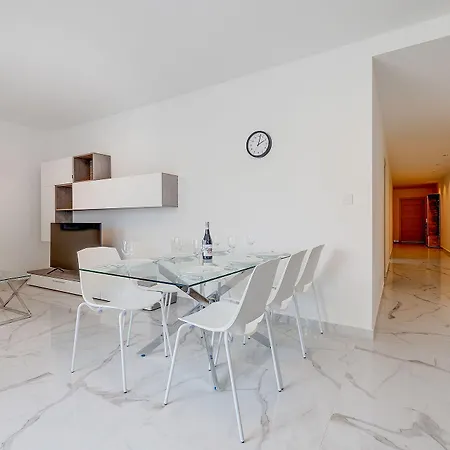Apartman Deluxe Steps To St George's Bay