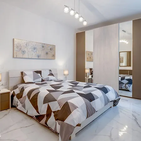 Deluxe Steps To St George's Bay سانت جوليان