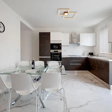 Deluxe Steps To St George's Bay Apartman *