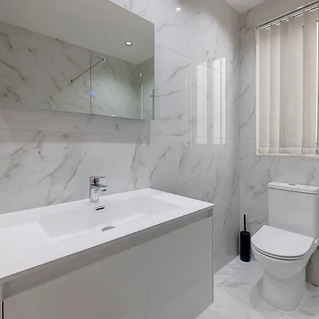 Deluxe Steps To St George's Bay Apartman