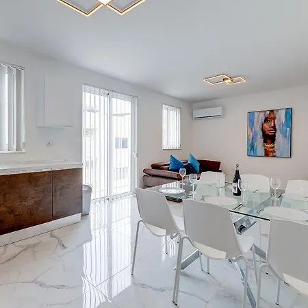 Deluxe Steps To St George's Bay Apartman *