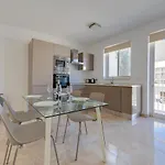 Deluxe Steps To St George's Bay Διαμέρισμα