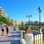 Διαμέρισμα Deluxe Steps To St George's Bay *