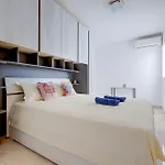 Διαμέρισμα Deluxe Steps To St George's Bay